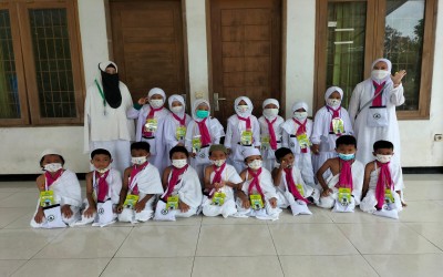 Mengenalkan Kegiatan Manasik Haji dalam Islam pada Anak TK